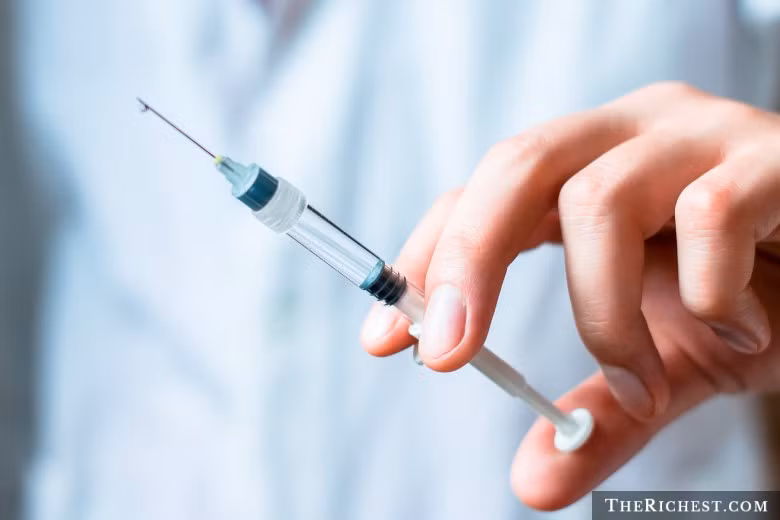 Một người đàn ông đến từ Hawaii (Mỹ) từng phải nhập viện điều trị gần một tuần vì bị cây kim đâm phải sau khi cắn miếng bánh Burger King Triple Stacker. Sự việc xảy ra tại một căn cứ quân đội ở Oahu.