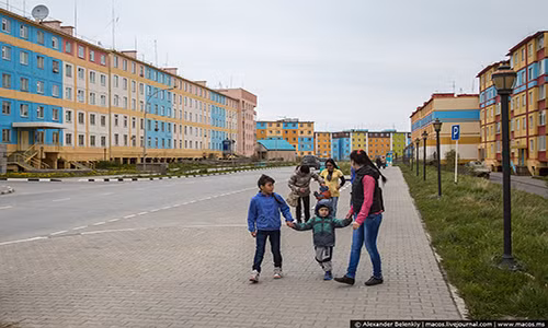 Ở một số tòa nhà, người dân treo những tấm áp phích với chủ đề nói về vẻ đẹp của Chukotka.