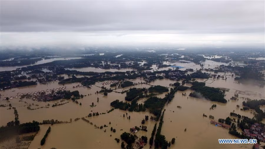 Cảnh tượng ngập lụt nghiêm trọng ở Trung Quốc nhìn từ trên cao. 