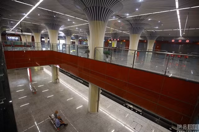 Tuy nhiên, trong khi các phương tiện truyền thông ca ngợi về sự sang trọng, hoành tráng của ga tàu này thì cũng có những ý kiến người dân tỏ ra không đồng tình.