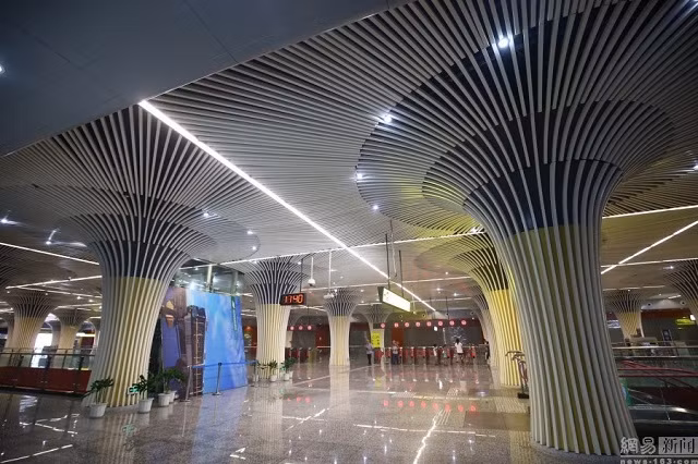 Không gian trong ga tàu điện ngầm đầy ánh sáng và thoáng đãng.