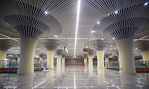 Shanghaiist đưa tin, cách thiết kế và bài trí trong một ga tàu điện ngầm ở Trùng Khánh khiến mọi người như có cảm giác lạc bước vào một lâu đài tráng lệ dưới lòng đất.