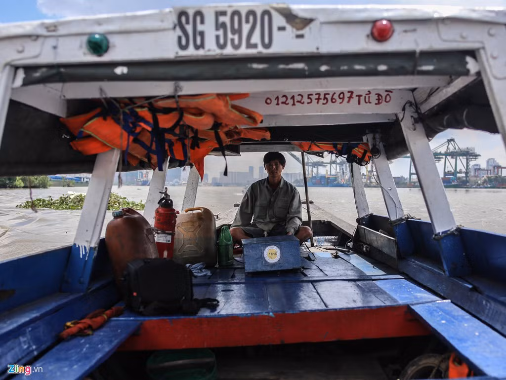 Anh Trần Văn Toàn (34 tuổi) là cha của Khang. Hàng ngày trên chiếc ghe thuê, anh đi chở khách qua sông, bơm cát, chạy xe ôm để kiếm tiền mưu sinh.