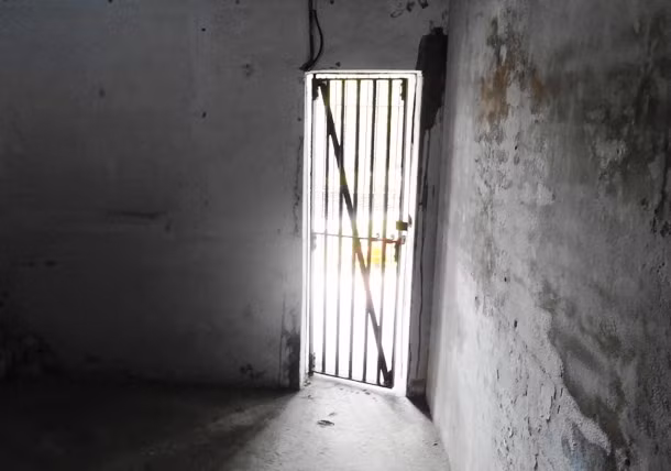 Hồi tháng 4/1979, Andreas Mihavecz, khi đó 18 tuổi, đã sống sót sau 18 ngày mà không ăn uống. Mihavecz đã lập kỷ lục là người sống sót trong khoảng thời gian lâu nhất mà không cần đồ ăn, thức uống.