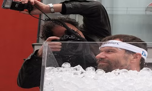 Được mệnh danh là “Người băng”, Wim Hof, đến từ Hà Lan, lập kỷ lục là người tắm trong đá trong thời gian lâu nhất (1 giờ 52 phút 42 giây).