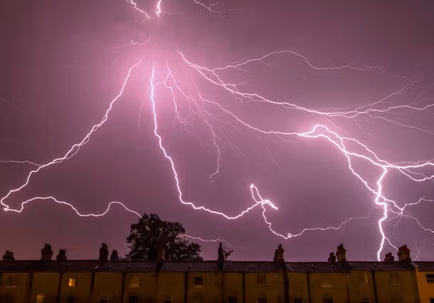 Trong khoảng thời gian từ năm 1942 đến 1977, Roy Cleveland Sullivan đến từ Virginia (Mỹ) đã bị sét đánh 7 lần nhưng vẫn sống sót kỳ diệu.