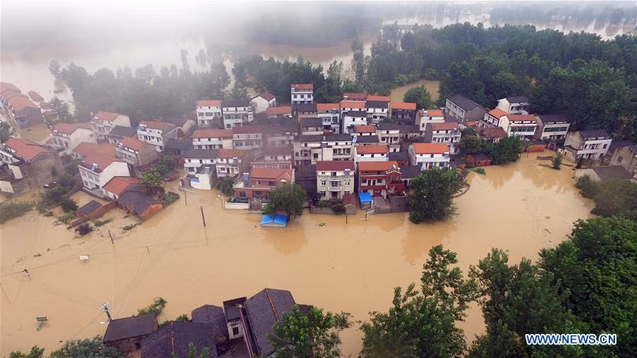Những ngôi nhà cao tầng bị nước lũ "bao vây".