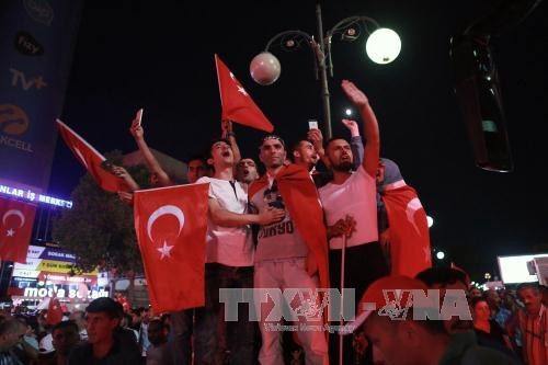 Những người ủng hộ Chính phủ và Tổng thống Thổ Nhĩ Kỳ Recep Tayyip Erdogan tuần hành tại quảng trường Kizilay ở Ankara.