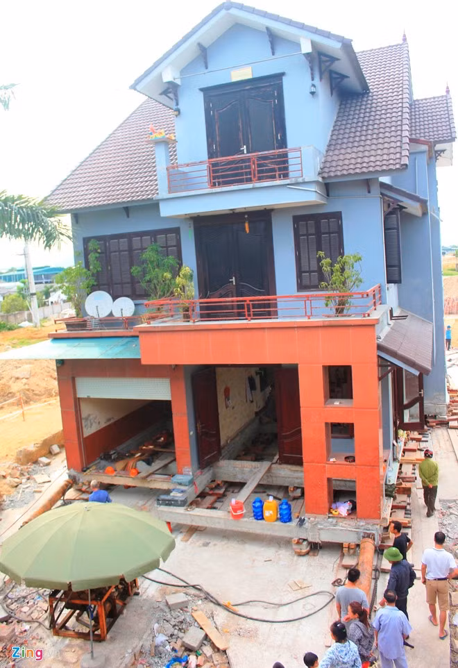 Đến sáng 17/7, căn nhà đã di chuyển được khoảng 20 m so với vị trí ban đầu.