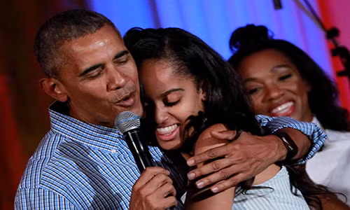 Tổng thống Mỹ Barack Obama chúc mừng sinh nhật lần thứ 18 của cô con gái lớn Malia Obama trong buổi lễ kỷ niệm ngày Quốc khánh 4/7 tại Nhà Trắng, Washington, ngày 4/7/2016. Cô con gái lớn của Tổng thống Obama ngày càng xinh đẹp và trưởng thành theo thời gian.