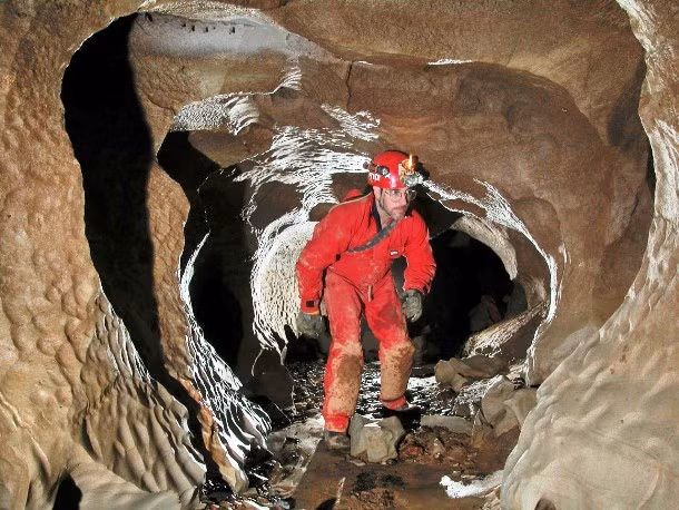 Khám phá các hang động hoang dã cũng là sở thích của những người ưa mạo hiểm. Tuy nhiên, nhiều rủi ro có thể xảy ra. 