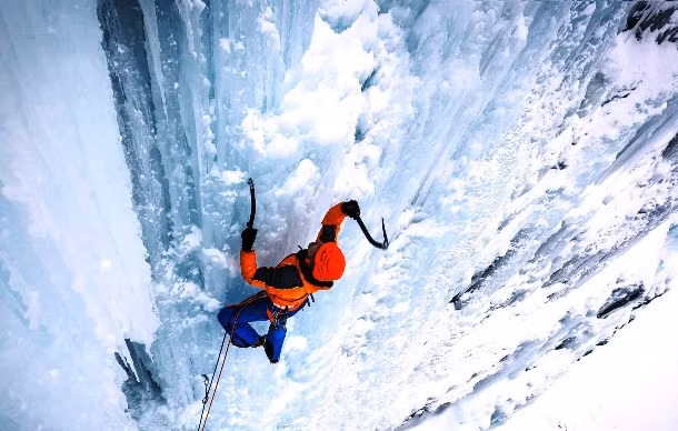 Ice climbing là tên gọi của một bộ môn thể thao mạo hiểm khác, trong đó, người chơi sẽ sử dụng dây thừng và đồ bảo hộ leo lên các thác nước hay vách đá đóng băng thẳng đứng.