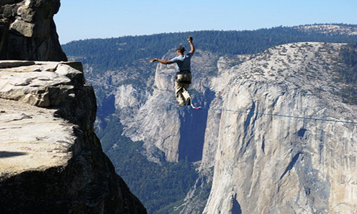 Đi thăng bằng trên dây ở độ cao như thế này cũng là một trong những bộ môn thể thao đòi hỏi người chơi rất gan dạ và liều lĩnh.