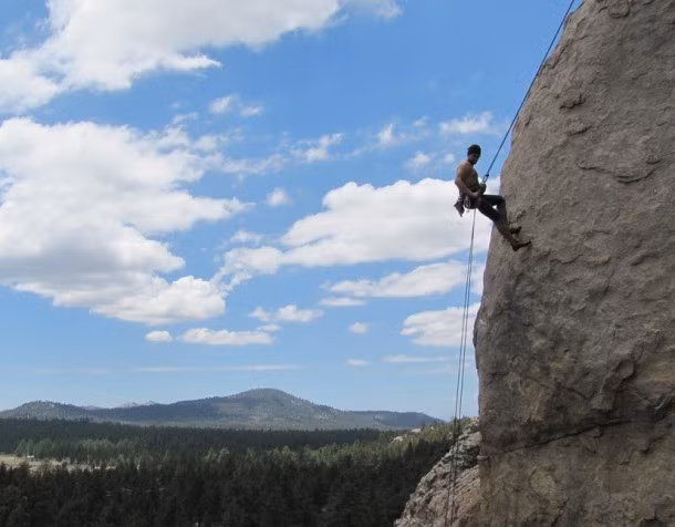 Dù sử dụng dây thừng và các thiết bị bảo hộ nhưng leo núi vẫn là một trong những sở thích nguy hiểm tính mạng trên thế giới.