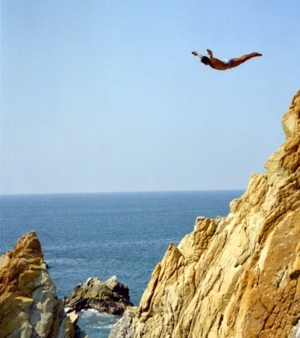 Trong bộ môn này, người chơi sẽ nhảy xuống từ một vách đá cao. Bộ môn đòi hỏi người chơi không những gan dạ mà còn phải có sức khỏe tốt.