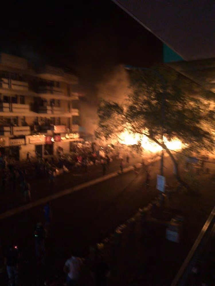 Nhân chứng tại hiện trường kể lại rằng, nhiều cửa hàng bốc cháy trong vụ nổ bom. Số người chết có thể còn gia tăng.