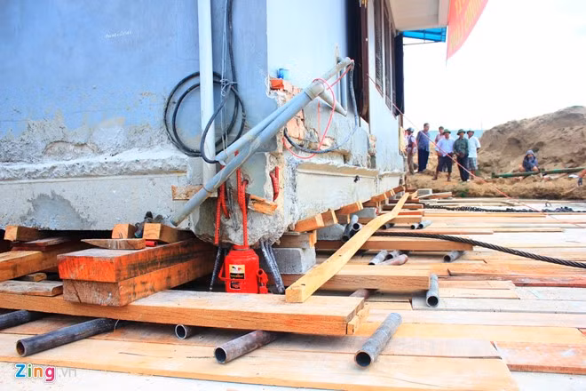 Hết ngày thứ 3, khi xoay được khoảng 20 cm thì việc di dời gặp sự cố nên phải dừng lại. "Chúng tôi buộc phải dừng để tính toán lại vì căn nhà quá nặng, không thể xoay được nữa.