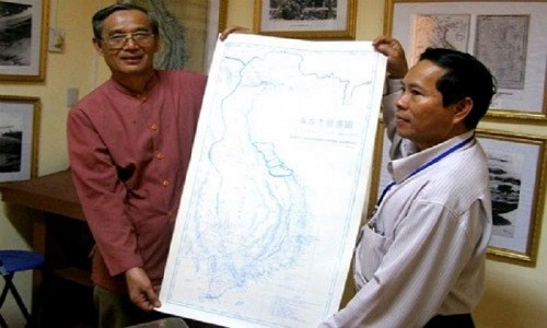 Tiến sĩ Sử học Nguyễn Nhã (bên trái) tặng bản vẽ lại An Nam Đại quốc họa đồ cho UBND huyện Hoàng Sa, TP Đà Nẵng.