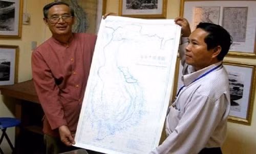 Tiến sĩ Sử học Nguyễn Nhã (bên trái) tặng bản vẽ lại An Nam Đại quốc họa đồ cho UBND huyện Hoàng Sa, TP Đà Nẵng.