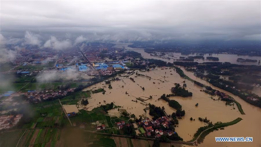 Nước lũ tràn vào các khu dân cư, ảnh hưởng tới cuộc sống của người dân. 