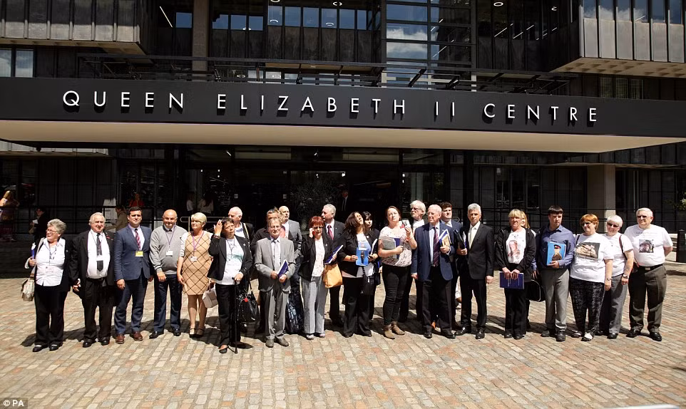 Thân nhân và bạn bè của các quân nhân và phụ nữ Anh thiệt mạng tại Iraq đứng bên ngoài trung tâm Queen Elizabeth II.