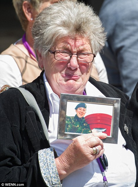 Dawn Holmes, mẹ của quân nhân Sarah Holmes, bật khóc khi cầm bức ảnh chụp con trai bà hồi còn sống.