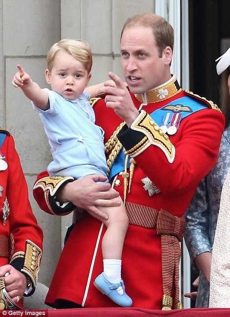 Hoàng tử William bế con trai, Hoàng tử nhí George, ở ban công cung điện Buckingham khi theo dõi sự kiện Trooping the Colour ở London ngày 13/6/2015.