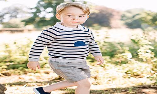 Ngày 22/7/2016 là ngày sinh nhật lần thứ 3 của Hoàng tử nhí George, con trai của vợ chồng Công nương Kate Middleton. Ảnh: Hoàng tử nhí nước Anh mặc chiếc áo sọc và đi giày Trotters chạy trong vườn Amner Hall ở Norfolk.