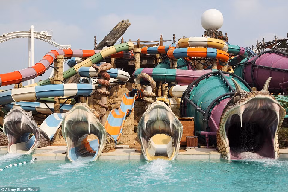 Yas Waterworld Abu Dhabi ở Abu Dhabi là một siêu công viên nước đầu tiên của UAE.