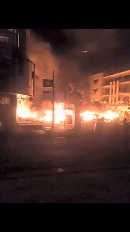 Người phát ngôn Bộ Nội vụ Iraq Saad Maan xác nhận rằng, vụ đánh bom xe đầu tiên nhằm vào một khu chợ bận rộn ở quận Karrada, nơi có đa số người Shia sinh sống.