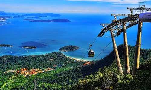Langkawi, được biết đến như một viên ngọc của du lịch Malaysia, có thể nói là hòn đảo bận rộn nhất Malaysia với nhiều điểm du lịch chẳng hạn như bể cá trong nhà lớn nhất nước này.