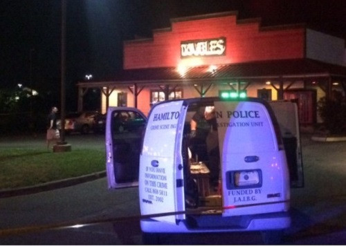 Nhân chứng Tolu Adeseha, người có mặt trong quán rượu, kể lại rằng anh đã nghe thấy ít nhất 15 tiếng súng vang lên. Adeseha cũng cho biết, anh nhìn thấy nhiều người mang súng nhưng không nhìn thấy ai nã đạn.