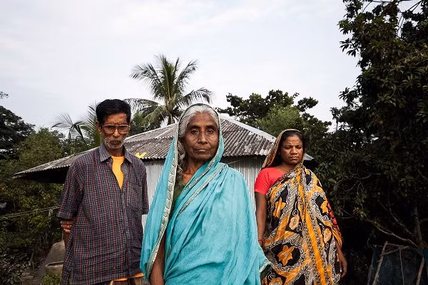 Onil Haldar, Joshna Awdar và Taraja Oditto là những hàng xóm của nhau sống trong ngôi làng Kanainagar ở huyện Mongal, Bangladesh. Ngôi nhà sau lưng họ đã được xây lại ba lần vì thường bị nước sông “nuốt chửng”.