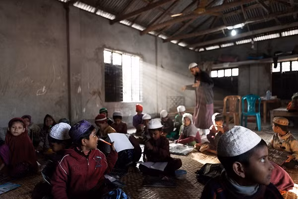 Học sinh trong một ngôi trường tôn giáo ở thị trấn Charfasson, Bhola, nơi thường xuyên bị ảnh hưởng bởi các trận lốc xoáy, bão biển, khiến nhiều đứa trẻ mất cha mẹ.