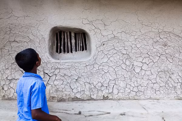 Một ngôi nhà ở Satkhira, miền nam Bangladesh. Trong những năm qua, người dân bắt đầu xây nhà có thể chống chịu với tình trạng biến đổi khí hậu. Những ngôi trường được xây dựng ở vùng đất cao hơn trong khi mái nhà được buộc chặt bằng dây thừng.