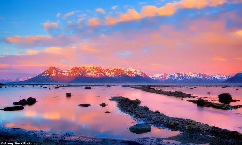 Tại Na Uy, vào khoảng thời gian từ tháng 5 đến giữa tháng 7, mặt trời không lặn xuống hoàn toàn, tạo ra bức tranh thiên nhiên kỳ diệu với màu sắc lung linh, huyền ảo.