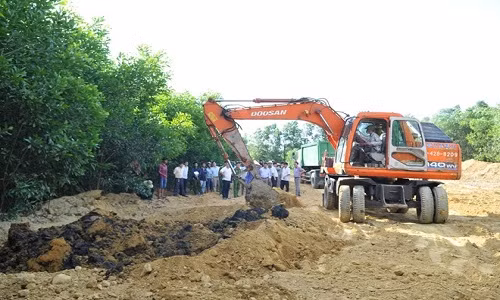 Lực lượng chức năng đã huy động 2 chiếc máy xúc đào bới 100 tấn chất thải của Formosa chôn lấp trái phép tại trang trại ở phường Kỳ Trinh đưa về nơi quy định. Ảnh: Xuân Đức.