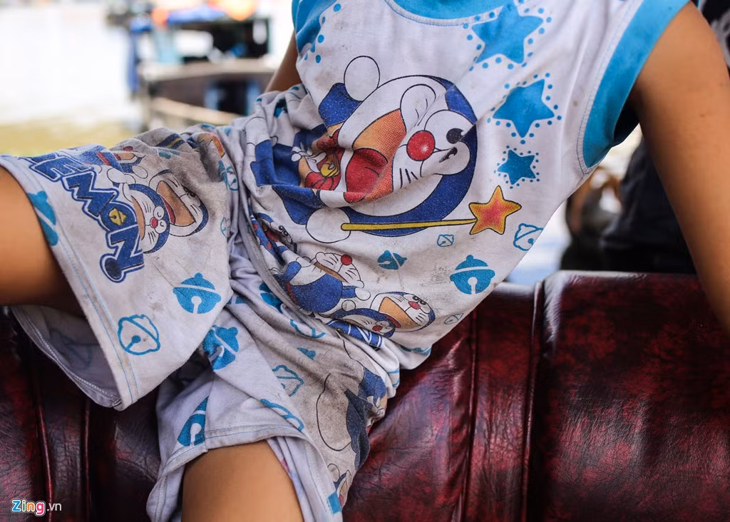 Khang kể mơ ước của cậu là có một chú mèo máy để làm bạn như Doraemon. Mỗi lần muốn ăn gì, hay muốn đi đâu chơi, chú mèo sẽ phù phép thành hiện thực. Đó là lý do quần áo của Khang lúc nào cũng thích có hình nhân vật hoạt hình này.