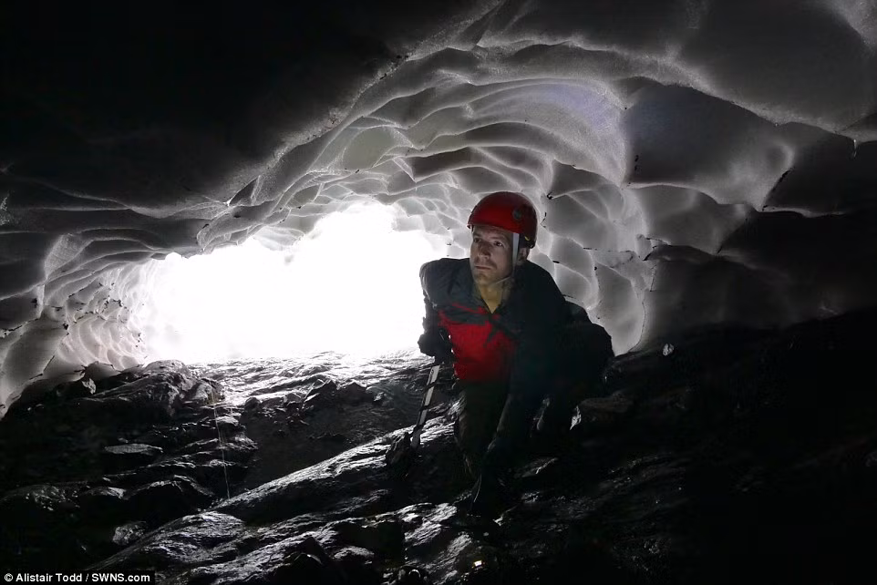 Cameron chia sẻ, những đường hầm tuyết trên núi Ben Nevis là điều ấn tượng nhất mà anh được chứng kiến trong chuyến nghiên cứu này.