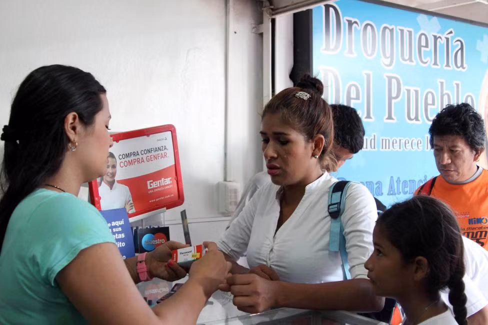 Người dân Venezuela mua thuốc tại một cửa hàng dược phẩm ở Cucuta ngày 10/7.
