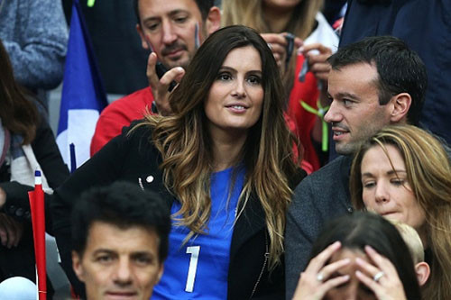Trong trận tứ kết cuối cùng Euro 2016 giữa ĐT Pháp với Iceland chứng kiến màn đua sắc trên khán đài giữa các bóng hồng xinh đẹp là WAGs của cả 2 đội. Ảnh: Marine Lloris, vợ của Hugo Lloris của Pháp.