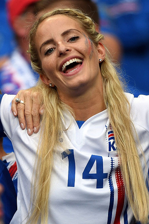 CĐV xinh đẹp của Iceland.