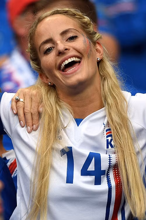 CĐV xinh đẹp của Iceland.