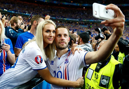 Gylfi Sigurdsson của Iceland "tự sướng" với bạn gái Alexandra Ívarsdóttir sau trận đấu.