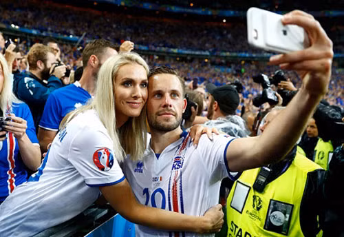 Gylfi Sigurdsson của Iceland "tự sướng" với bạn gái Alexandra Ívarsdóttir sau trận đấu.