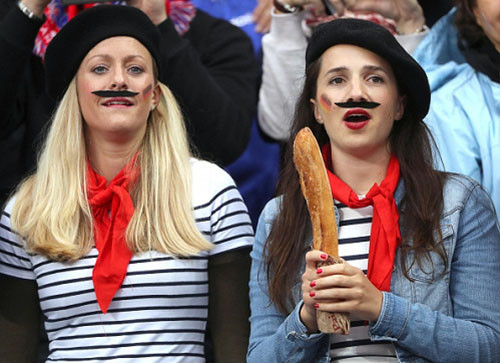 Hai nữ CĐV Pháp.