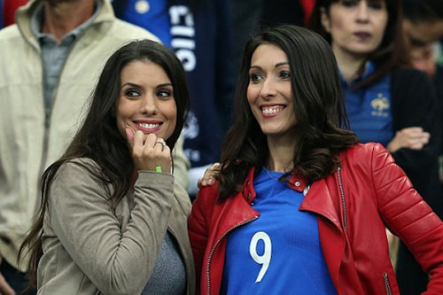 Hai CĐV xinh đẹp.