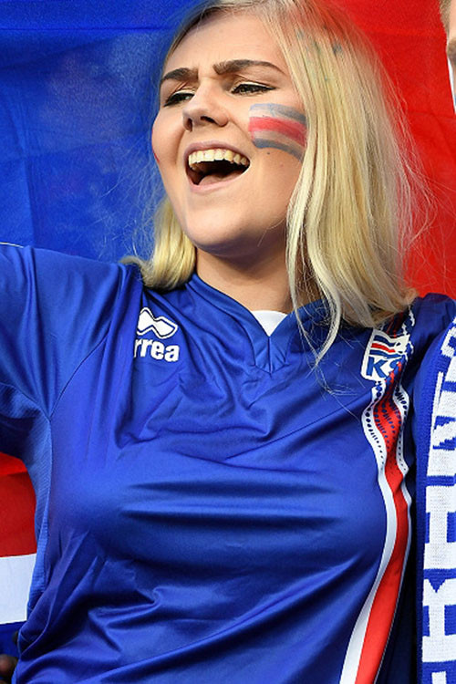 CĐV nữ xinh đẹp của Iceland.