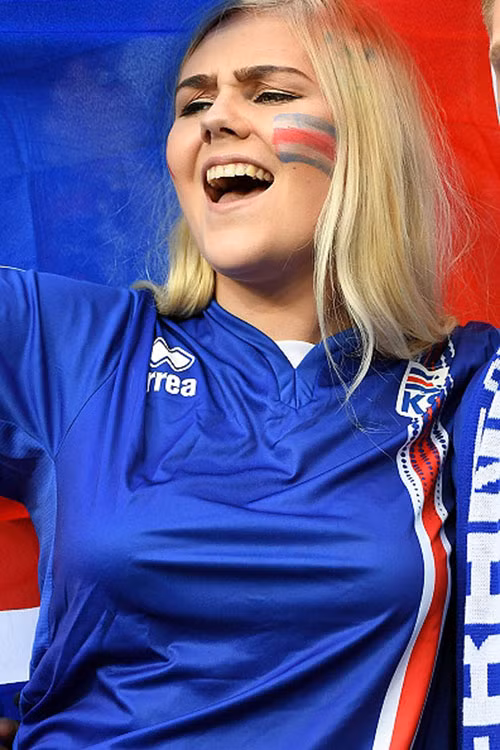 CĐV nữ xinh đẹp của Iceland.