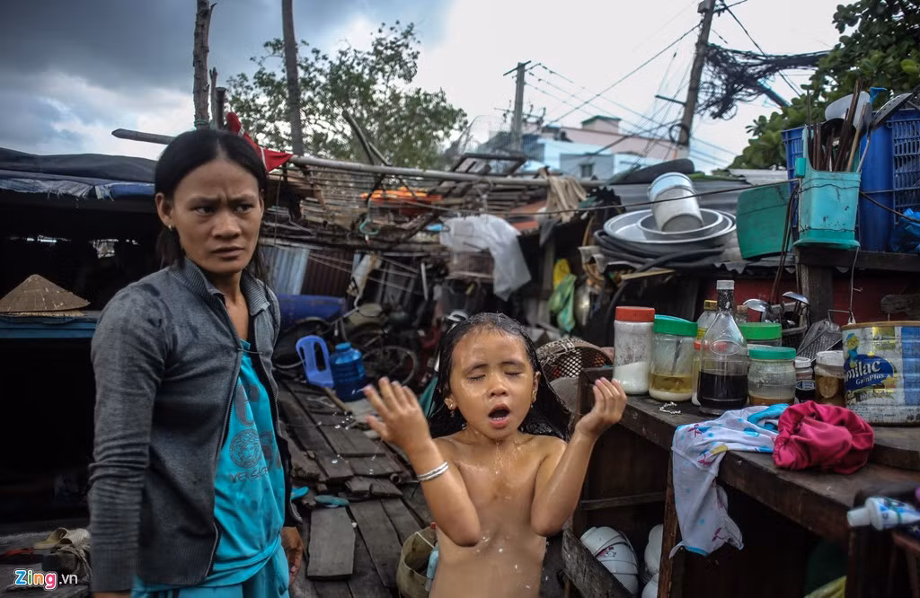 Năm 1991, sau khi có chút vốn bán dừa dạo, anh Khang về quê để bố mẹ mai mối cho lập gia đình với chị Nguyễn Kim Ngọc Yến (sinh năm 1984). Chị kể, hồi đó chẳng biết yêu đương tán tỉnh gì, cha mẹ đặt đâu ngồi đấy. "Ở với nhau lâu rồi có hai mặt con, ngày càng thương nhau. Chồng đi đâu thì vợ theo đó. Chồng khó thì vợ cũng chịu vậy thôi", chị Yến tâm sự.